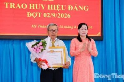 Phó Bí thư Tỉnh ủy Châu Thị Mỹ Phương trao Huy hiệu Đảng tại xã Mỹ Thành