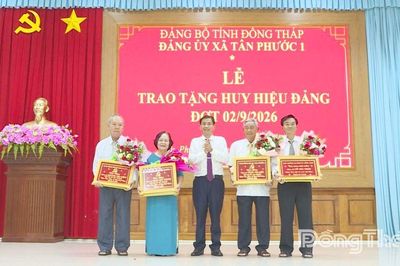 Xã Tân Phước 1: Trao tặng Huy hiệu Đảng cho 32 đảng viên