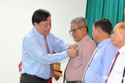 Đảng ủy UBND tỉnh trao Huy hiệu Đảng đợt 2-9 năm 2026