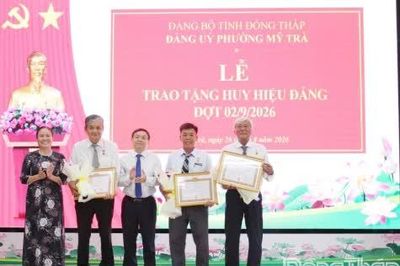 Đồng chí Phan Văn Thắng trao Huy hiệu Đảng tại phường Mỹ Trà