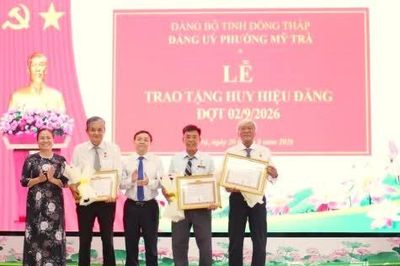 Đồng chí Phan Văn Thắng trao Huy hiệu Đảng tại phường Mỹ Trà