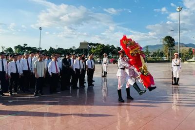 Lãnh đạo tỉnh Gia Lai dâng hoa, dâng hương tại Tượng đài Nguyễn Sinh Sắc - Nguyễn Tất Thành và Nghĩa trang Liệt sĩ Quy Nhơn