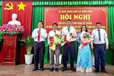 Xã Bình Phú công bố các quyết định thành lập trường và bổ nhiệm viên chức quản lý