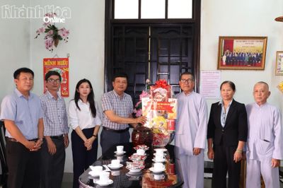 Lãnh đạo Ủy ban MTTQ Việt Nam tỉnh Khánh Hòa thăm, tặng quà các chức sắc, chức việc Phật giáo