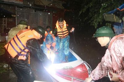 Xuyên ngày, trắng đêm giúp dân
