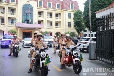 Cảnh sát giao thông ra quân đợt cao điểm tổng kiểm soát phương tiện kinh doanh vận tải