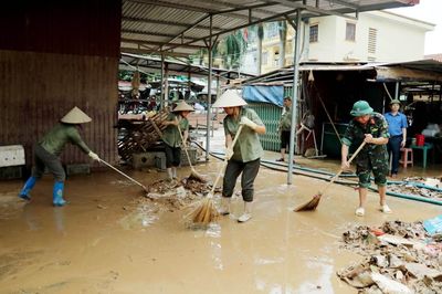 Na Sầm: Dồn lực đảm bảo môi trường sau bão lũ