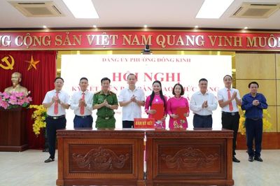 Phường Đông Kinh ký kết biên bản bàn giao chức năng, nhiệm vụ tham mưu về công tác dân vận