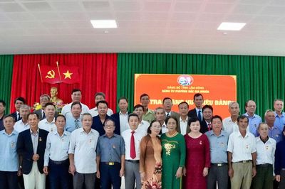 53 đảng viên được trao Huy hiệu Đảng tại Gia Nghĩa