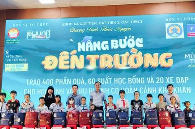 Ấm áp chương trình 'Nâng bước em đến trường' lần thứ VI