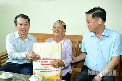 Đồng chí Phó Chủ tịch Thường trực HĐND tỉnh Bùi Hoàng Hà thăm, tặng quà cán bộ Lão thành cách mạng nhân dịp Quốc khánh 2/9