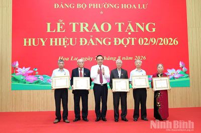 Đảng ủy phường Hoa Lư tổ chức trao Huy hiệu Đảng đợt 2/9/2026