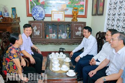 Đồng chí Chủ tịch UBND tỉnh Nguyễn Thanh Bình thăm, tặng quà người có công tại phường Tam Điệp