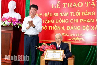 Đồng chí Bí thư Tỉnh ủy Trần Huy Tuấn trao Huy hiệu 80 năm tuổi Đảng cho đảng viên tại xã Xuân Hồng