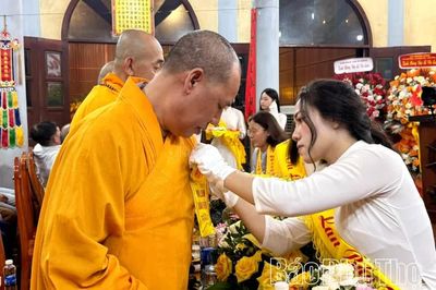 Chùa Tích Sơn tổ chức Đêm Vu Lan - Bông hồng cài áo