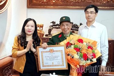 Trao Huy hiệu 70 năm tuổi Đảng tặng đảng viên Nguyễn Chí Phương