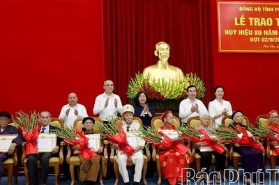 Chủ tịch Ủy ban Trung ương Mặt trận Tổ quốc Việt Nam Bùi Thị Minh Hoài trao tặng Huy hiệu 80 năm tuổi Đảng tại Phú Thọ