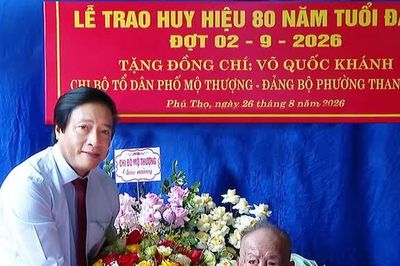 Phó Bí thư Tỉnh ủy Nguyễn Mạnh Sơn trao Huy hiệu 80 năm tuổi Đảng tặng đảng viên lão thành