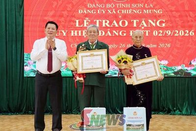 Đồng chí Phó Bí thư Thường trực Tỉnh uỷ, Chủ tịch HĐND tỉnh trao Huy hiệu Đảng tại xã Chiềng Mung