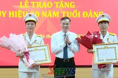 Đảng ủy Thuế tỉnh Sơn La tổ chức Lễ trao tặng Huy hiệu Đảng đợt 2/9