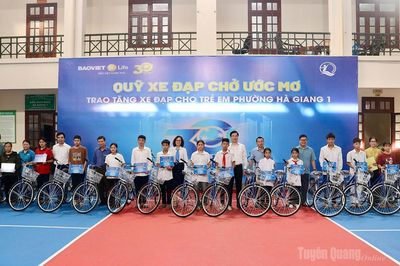 Trao xe đạp cho học sinh nghèo tại phường Hà Giang 1