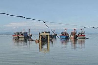 Cháy 2 tàu cá tại Thuận An