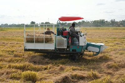 Đan Điền hỗ trợ người dân hơn 1,4 tỷ đồng mua máy cuộn rơm