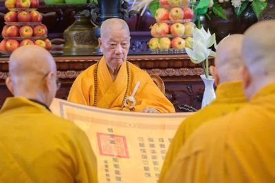 Cung thỉnh Đức Pháp chủ chứng minh và vào ngôi Tuyên luật sư Đại giới đàn Thanh Kiểm