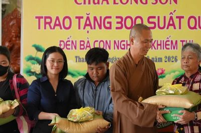 Đồng Tháp: Chùa Long Sơn trao tặng 300 phần quà từ thiện mùa Vu lan - Báo hiếu