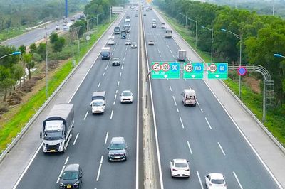 Lái xe trên cao tốc khi đông phương tiện, tài xế không giữ khoảng cách an toàn có bị phạt?