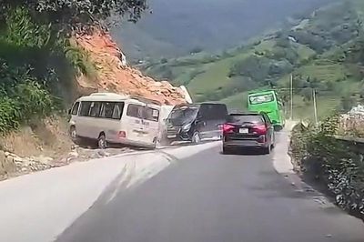 Xe khách vượt ẩu, tông ô tô ngược chiều rồi lao vào vách núi