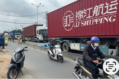 TP.HCM: Xe máy trượt ngã vào làn ô tô, nam thanh niên bị xe container cán tử vong tại chỗ