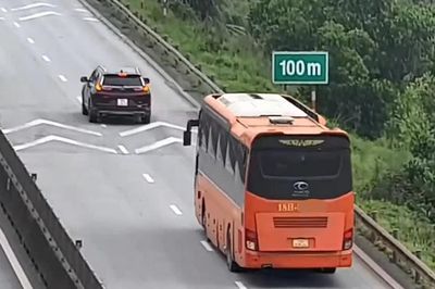 Hai tài xế bị phạt vì không giữ khoảng cách an toàn trên cao tốc Mai Sơn - Quốc lộ 45