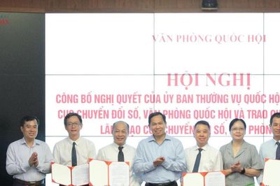 Công bố Nghị quyết và trao quyết định bổ nhiệm lãnh đạo Cục chuyển đổi số
