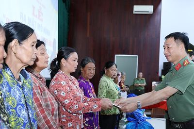 Công an An Giang ra mắt mô hình 'Phum sóc bình yên - An ninh bảo đảm' tại vùng biên giới