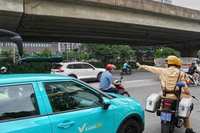 Sản phụ chuyển dạ trên taxi, CSGT Hà Nội lập tức 'mở đường' đến bệnh viện