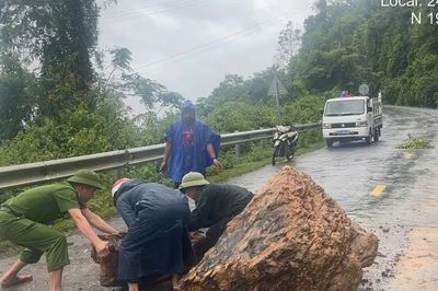 Công an các xã miền biên viễn căng mình giúp dân khắc phục hậu quả mưa lũ