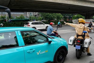 CSGT Hà Nội mở đường, hỗ trợ xe đưa sản phụ đến bệnh viện