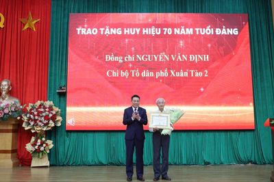 Phường Xuân Đỉnh trao Huy hiệu Đảng đợt 2/9