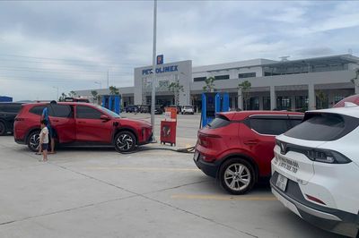 Đáp ứng nhu cầu dừng nghỉ, tiếp nhiên liệu trên cao tốc