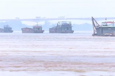 Hạn chế giao thông đường thủy trên sông Hồng phục vụ diễn tập