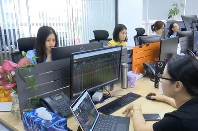 VN-Index bứt phá 1.800 điểm, dòng tiền đổ mạnh vào ngân hàng