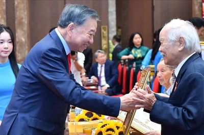 Tổng Bí thư, Chủ tịch nước trao Huy hiệu Đảng tặng đảng viên lão thành Thủ đô
