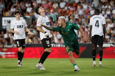 Real Beltis giành 3 điểm trên sân của Valencia