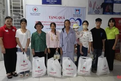 Hội Chữ thập đỏ tặng quà bệnh nhân hoàn cảnh khó khăn điều trị tại Bệnh viện Đa khoa tỉnh