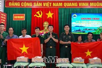 Trao 100 suất quà, góp phần thắt chặt tình quân dân