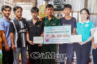Ấm áp những phần quà trao gửi học sinh mồ côi