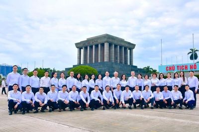 Thành kính dâng hương tưởng nhớ Chủ tịch Hồ Chí Minh nhân dịp Quốc khánh 2/9