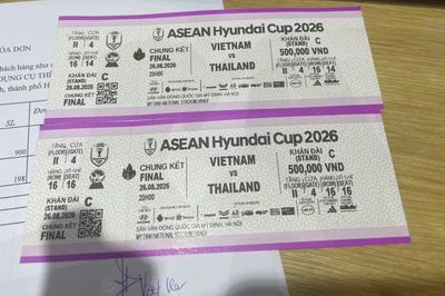 Đủ kiểu hét giá vé xem tuyển Việt Nam đấu Thái Lan từ trên mạng ra đường phố