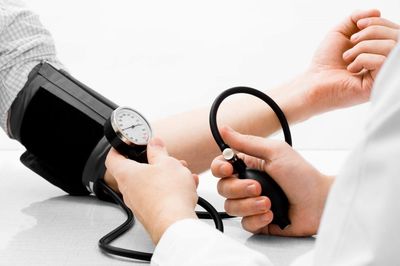 20 tuổi, huyết áp 180/100 mmHg, bất ngờ phát hiện u tuyến thượng thận